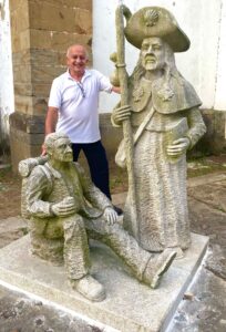 Pepe con la estatua de los Peregrinos haciendo el Camino de Santiago